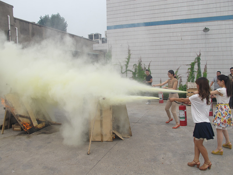 人人參與消防-共創(chuàng)平安和諧-益和熱力公司開展消防、逃生演練