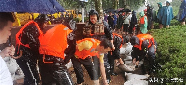 安陽(yáng)益和熱力集團(tuán)30人搶險(xiǎn)隊(duì)逆流而上，奮戰(zhàn)在抗洪一線(xiàn)